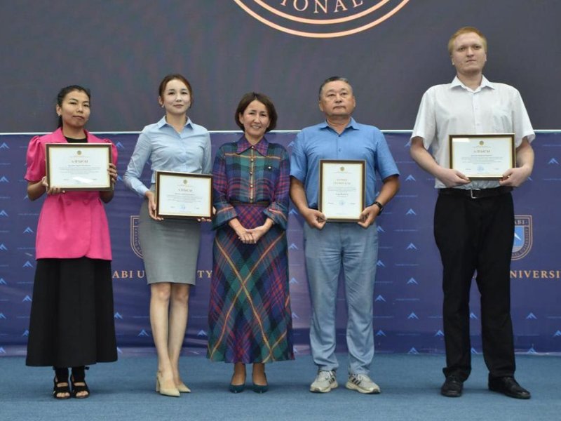 Молодым ученым вручили сертификаты на квартиры в Алматы Молодым ученым вручили сертификаты на квартиры в Алматы