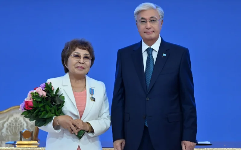 Глава государства вручил награды за вклад в социально-экономическое развитие страны