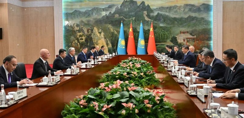 托卡耶夫总统在天津同中国国家主席习近平举行会谈 托卡耶夫总统在天津同中国国家主席习近平举行会谈