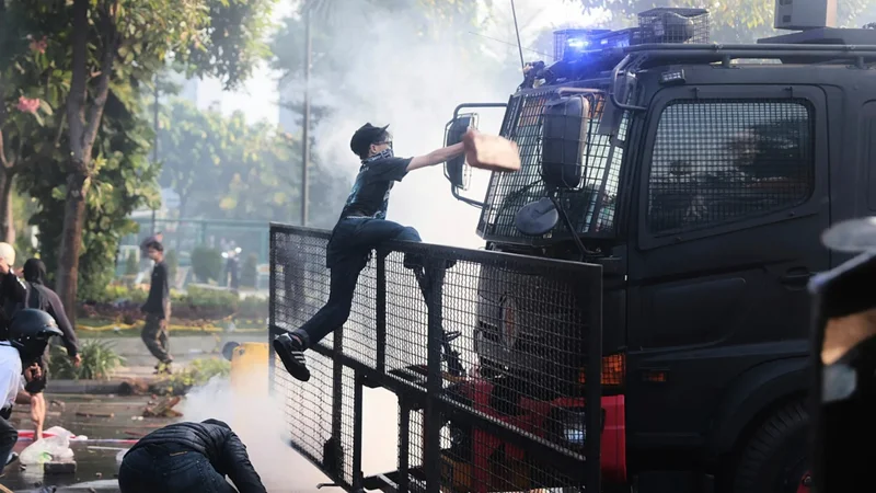 Indonezııada tolqýlar kúsheıdi: elde jappaı narazylyq aktsııalary ótti