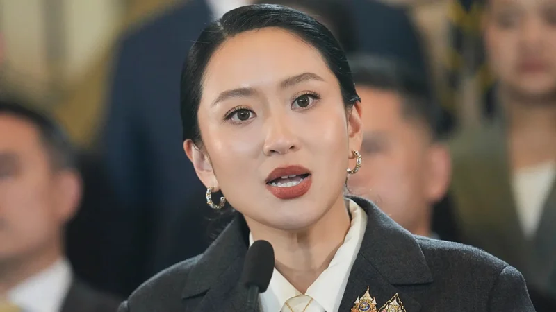 Тайланд премьер-министрі Камбоджа басшысымен телефонмен тілдескеннен кейін қызметінен босатылды