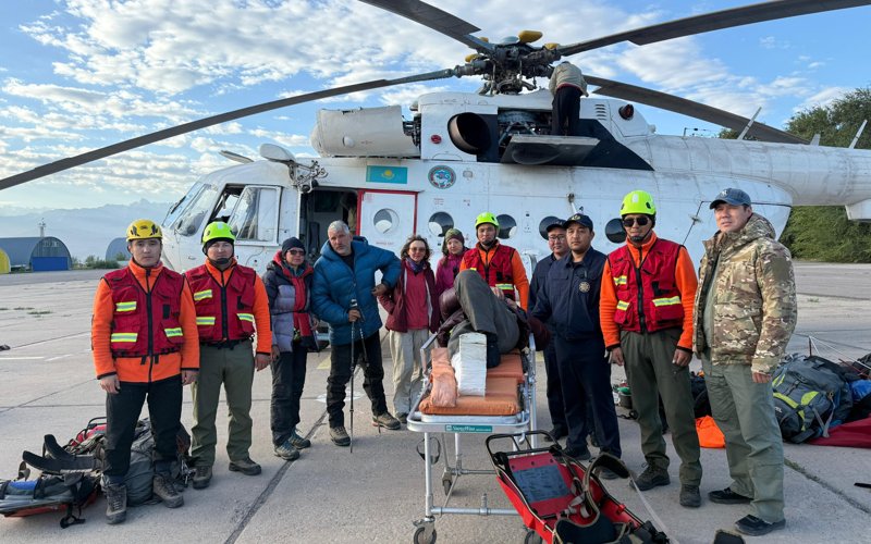 Группу туристов эвакуировали вертолетом в горах Алматы Группу туристов эвакуировали вертолетом в горах Алматы