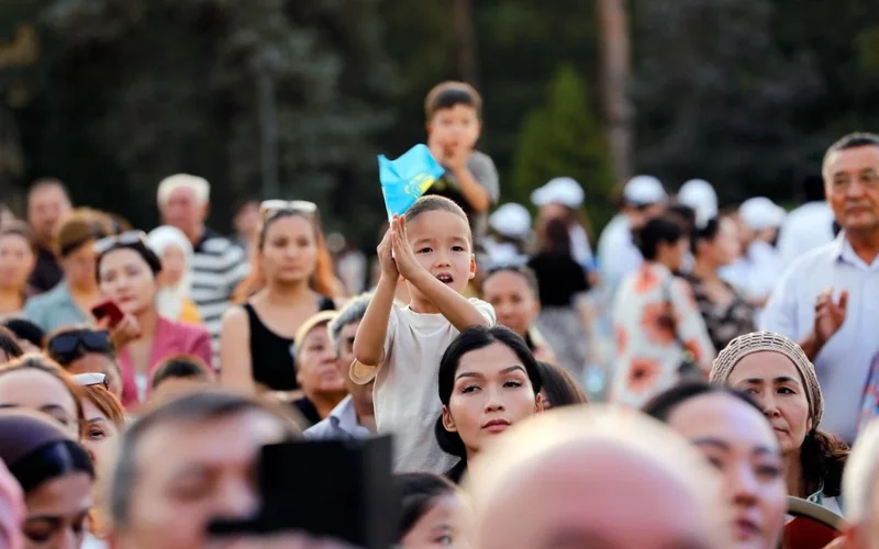 В Алматы более 10 тысяч зрителей собрались на праздничный концерт в честь Дня Конституции