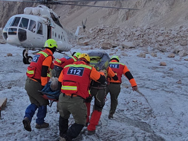 Группу туристов эвакуировали вертолетом в горах Алматы Группу туристов эвакуировали вертолетом в горах Алматы