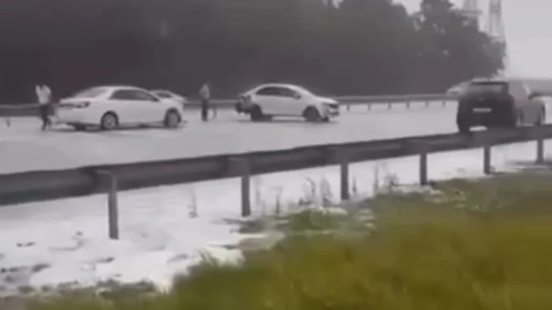 Град парализовал движение на трассе в Акмолинской области