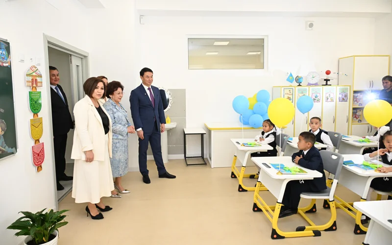 Аким Алматы поздравил школьников с Днем знаний и открыл новые школы