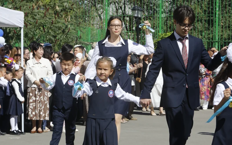 Pervyı zvonok prozvenel v shkolah Almaty