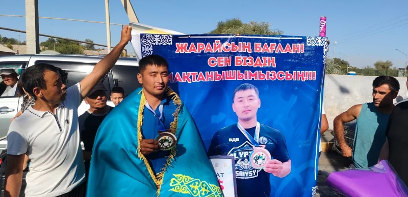 Түркістандық толағай тас көтеріп, шөп тасып, күш жинайды