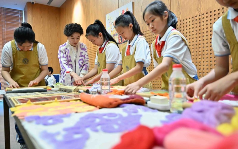 Chinese schoolchildren demonstrate their knowledge of Kazakh to Kassym-Jomart Tokayev China, Tokayev