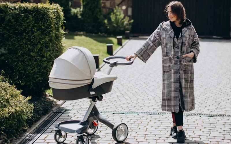 В Алматы подростки на самокатах врезались в детскую коляску