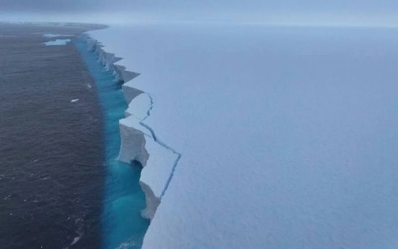 Әлемдегі ең үлкен айсбергтің ауданы шамамен мың шаршы шақырымға қысқарды
