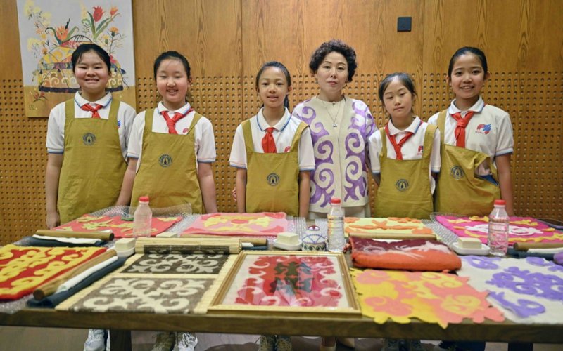 Chinese schoolchildren demonstrate their knowledge of Kazakh to Kassym-Jomart Tokayev China, Tokayev