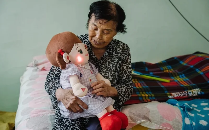 Robot «nemereler» qarttardyń jalǵyzdyqtan arylýyna kómektesedi 