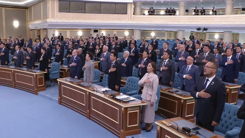 Казахстанские депутаты вернулись с каникул