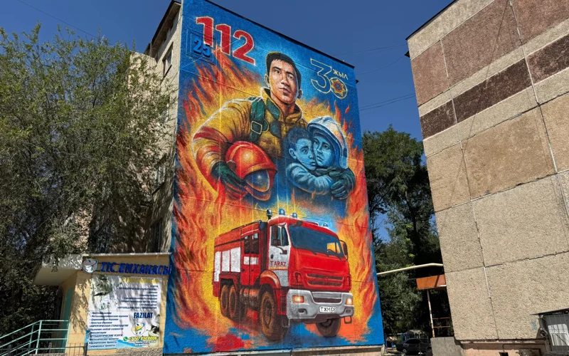В Таразе появился еще один мурал, посвященный пожарным