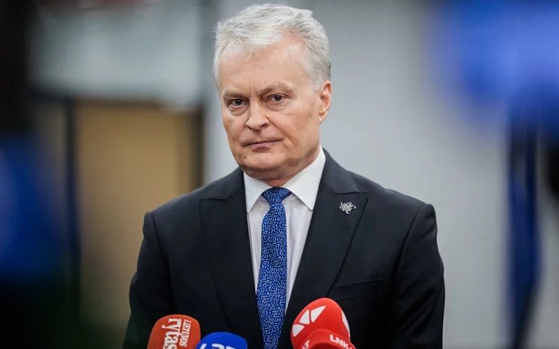 Самолет с президентом Литвы не смог вовремя совершить посадку из-за дрона