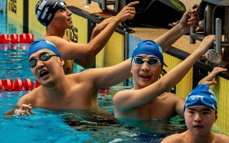 Para swimmers
