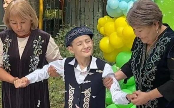 Reabılıtologtar tserebraldy sal aýrýy bar 12 jasar balany aıaǵynan turǵyyp, tusaýyn kesti