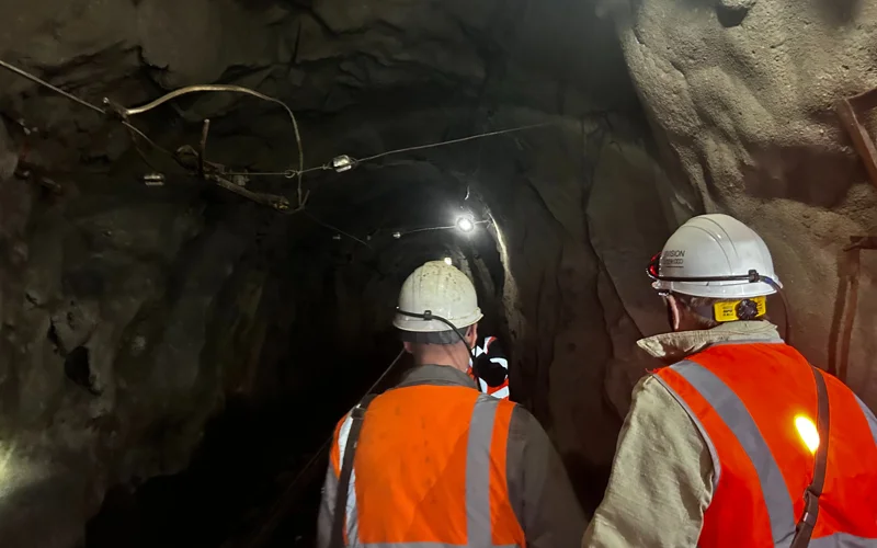 шахтеры в шахте