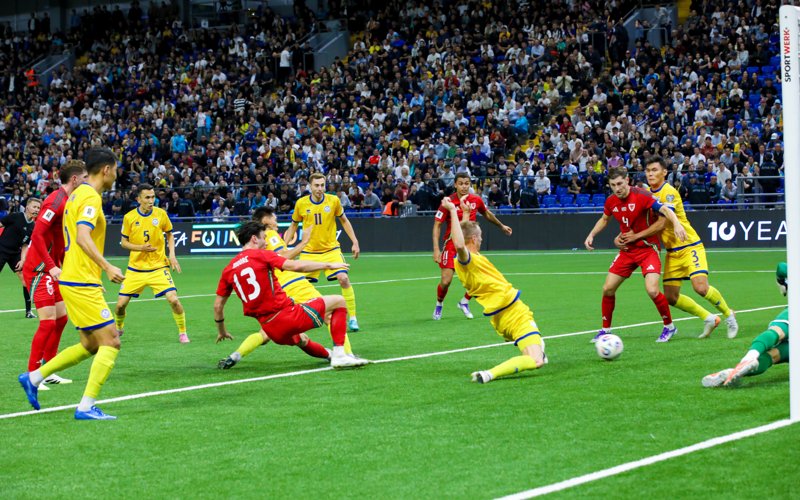 Казахстан уступает сборной Уэльса после первого тайма