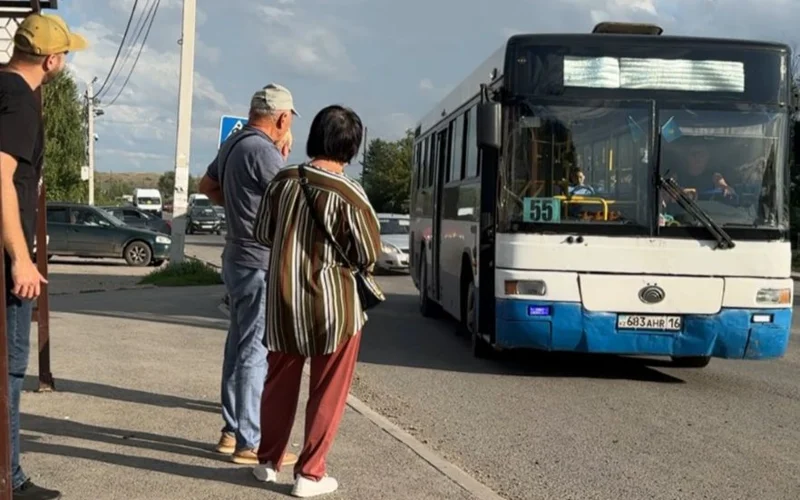 Сағаттап күтуге мәжбүр: Өскемендегі Ахмер кентінің халқы автобустың дұрыс жүрмейтініне наразы