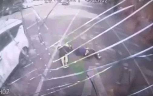 Автобус сбил девушек на электросамокате 