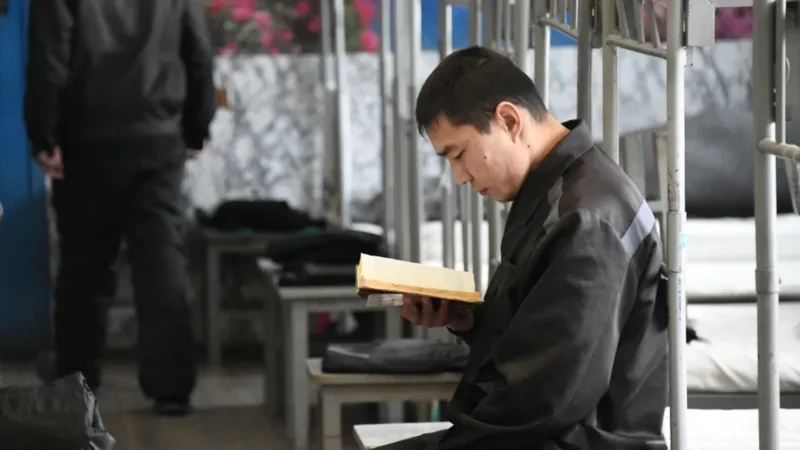 Знание в обмен на свободу: в Узбекистане сокращают тюремные сроки за чтение книг