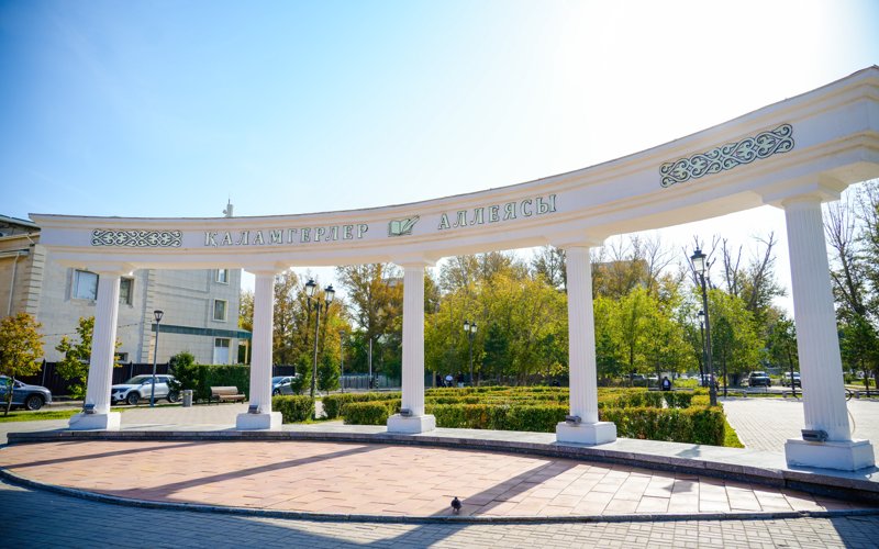 Астанадағы «Алаш қайраткерлері» ескерткішіне гүл шоқтарын қою рәсімі өтті Астанадағы «Алаш қайраткерлері» ескерткішіне гүл шоқтарын қою рәсімі өтті