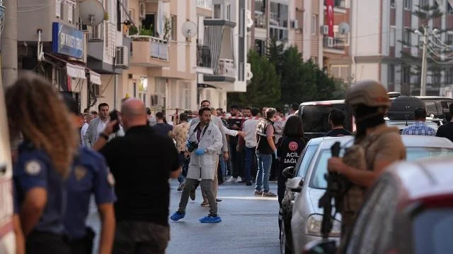 Подросток напал на полицейских в Измире