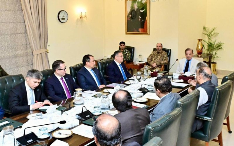 Мурат Нуртлеу провёл встречу с Премьер-министром Исламской Республики Пакистан Шахбазом Шарифом.