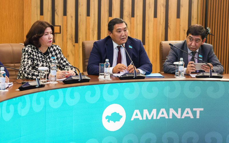 «AMANAT»-ta Prezıdent Joldaýyn júzege asyrý boıynsha keńeıtilgen otyrys ótti