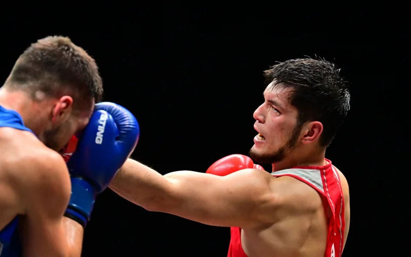 Призер Олимпиады Нурбек Оралбай вышел в 1/4 финала ЧМ по боксу