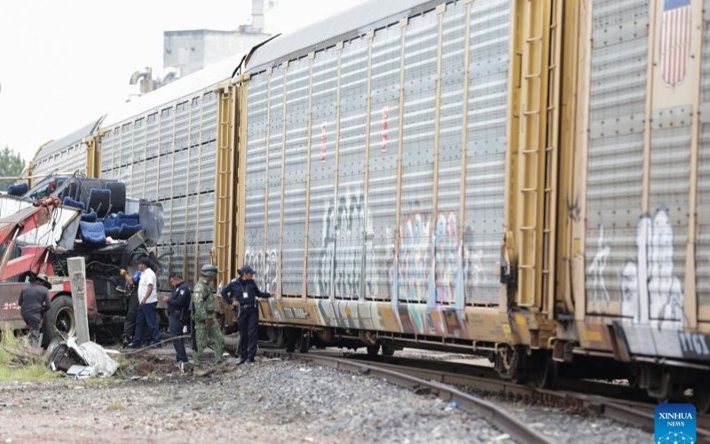 10 dead, over 40 injured after double-decker hit by train in central Mexico 10 dead, over 40 injured after double-decker hit by train in central Mexico