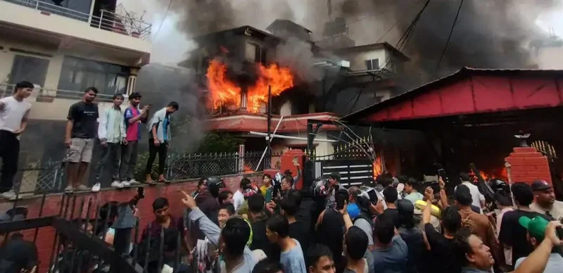 Протестующие в Непале подожгли правительственные здания и дома политиков