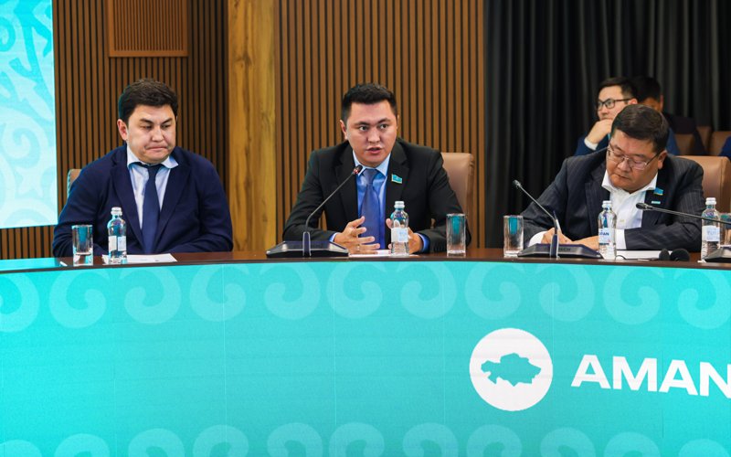 «AMANAT»-ta Prezıdent Joldaýyn júzege asyrý boıynsha keńeıtilgen otyrys ótti
