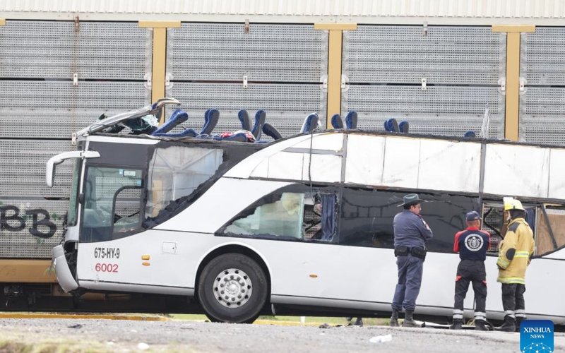 10 dead, over 40 injured after double-decker hit by train in central Mexico 10 dead, over 40 injured after double-decker hit by train in central Mexico