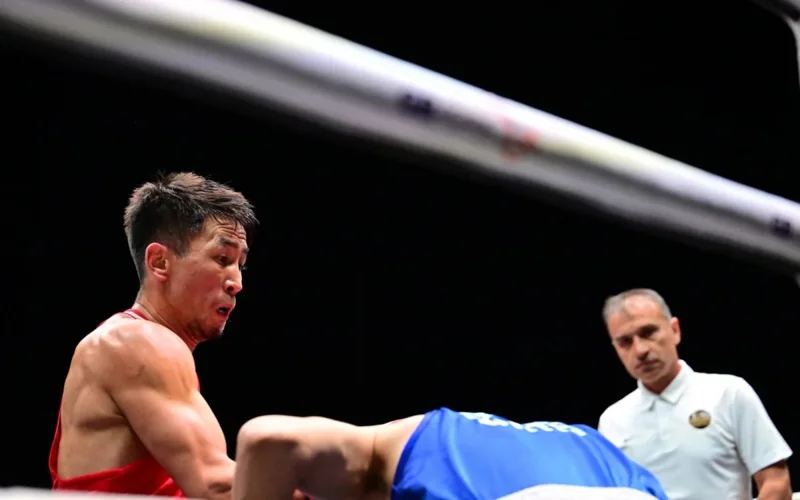 Makhmud Sabyrkhan advances to quarterfinals with first-round knockout at World Boxing Championships