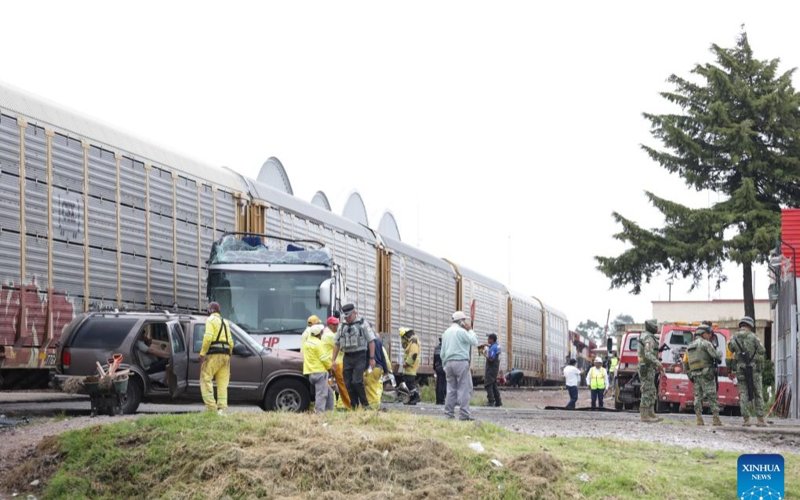 10 dead, over 40 injured after double-decker hit by train in central Mexico 10 dead, over 40 injured after double-decker hit by train in central Mexico