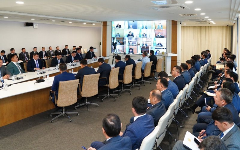Tsıfrlyq tehnologııalar men agrosektorǵa basymdyq: Túrkistanda keńeıtilgen jıyn ótti
