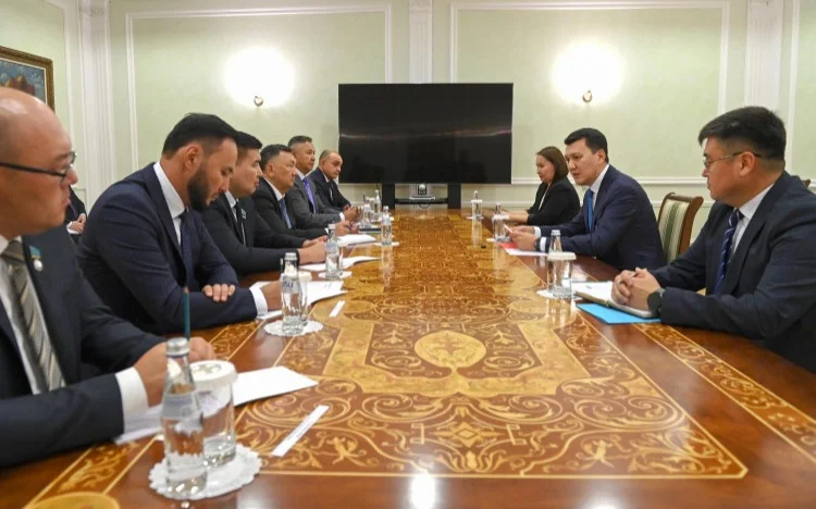 Ерлан Карин встретился с руководителями фракций Мажилиса Парламента
