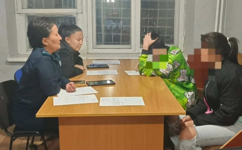 Қарағандыда көпқабатты үйдің шатырына кірпіш қойған жасөспірім ұсталды