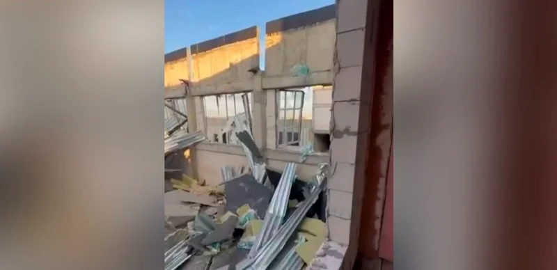 «Келешек мектептері»: Құлсарыда салынып жатқан мектептің төбесі опырылып, ортасына түсті 