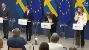 Швеция денсаулық сақтау министрі баспасөз конференциясы кезінде есінен танып қалды 