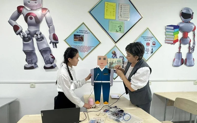 Қозоғистонлик ўқувчи ҳаво намловчи робот ихтиро қилди