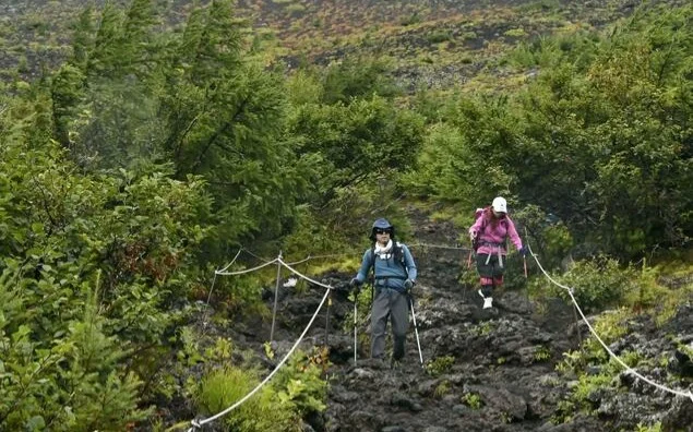Mt. Fuji's climbing season ends in Japan