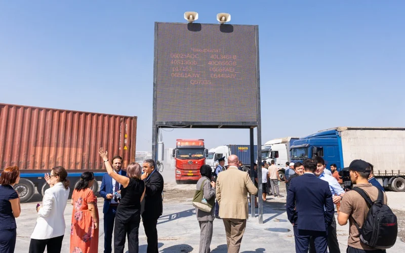 Электронное управление очередью ввели на границе Кыргызстана и Узбекистана