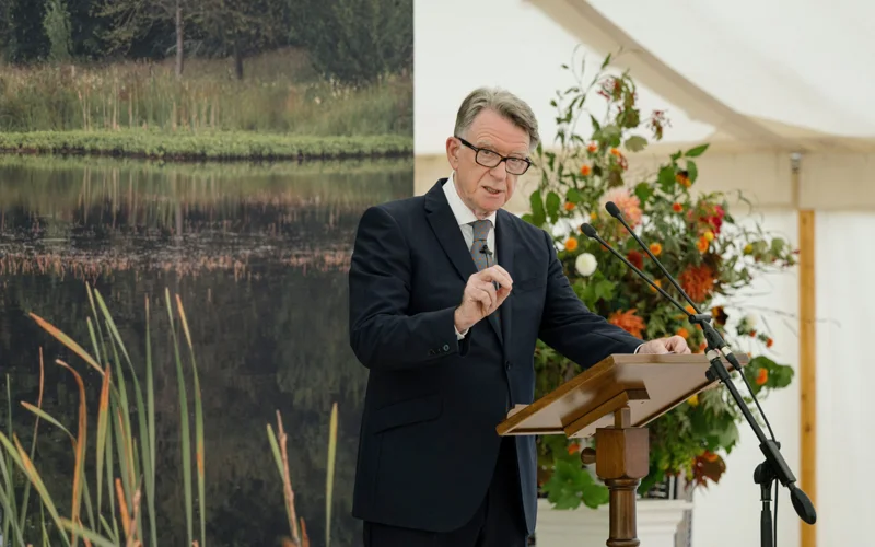 Британского посла в США уволили из-за скандала с Эпштейном