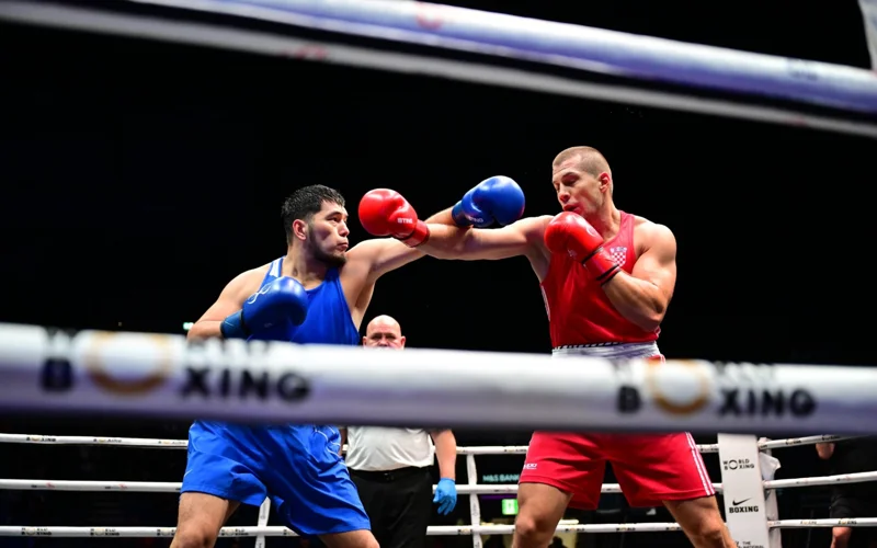 Айбек Оралбай вышел в полуфинал чемпионата мира по боксу