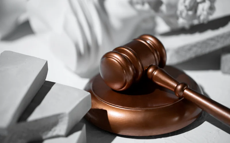 Almatyda saýsaǵynan aıyrylǵan azamat medıtsınalyq ortalyqty sotqa berip, jeńip shyqty