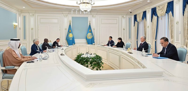Қасым-Жомарт Тоқаев «Бейбітшілік пен құқыққа негізделген болашақ» атты конституциялық сот төрелігінің халықаралық форумына қатысушылармен кездесті